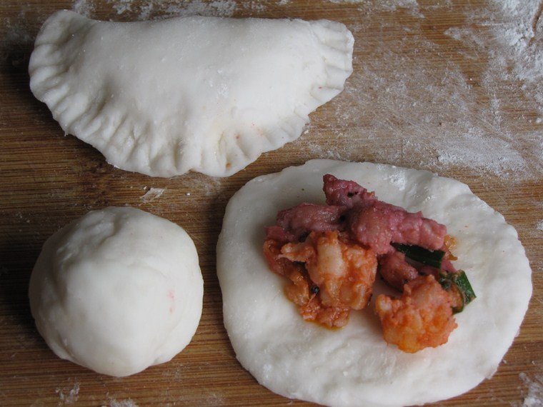 Miết mép bánh bột lọc sau khi đã cho nhân tôm thịt vào bên trong