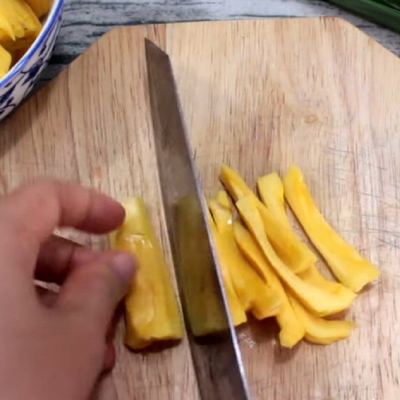 Mít tươi xé sợi cho món chè hạt đác thập cẩm