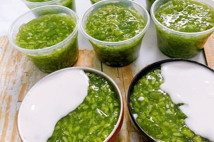 Mô tả hình ảnh bát chè cốm khô thành phẩm, có nước cốt dừa rưới lên trên, trông hấp dẫn và đẹp mắt