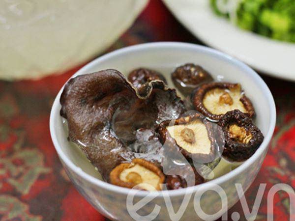 Mộc nhĩ và nấm hương đã sơ chế để nấu thịt đông