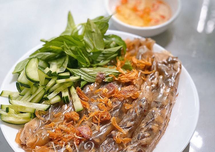 Món bánh cuốn làm từ gạo lứt, một lựa chọn ít calo hơn giúp người ăn kiêng vẫn có thể thưởng thức.