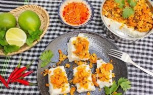 Món bánh mặn miền Tây hoàn chỉnh được bày ra đĩa với nhân tôm thịt phía trên, sẵn sàng để thưởng thức cùng nước chấm.