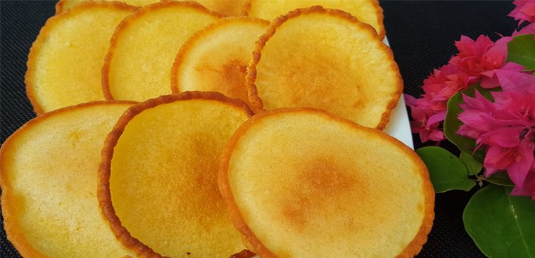 Món bánh rán bằng bột mì và trứng hoàn thành, vàng ươm hấp dẫn