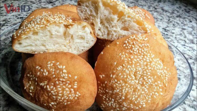 Món bánh tiêu đặc ruột thơm ngon, ăn kèm trà nóng