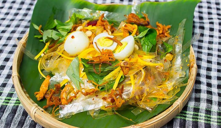 Món bánh tráng trộn muối tôm hấp dẫn với nhiều màu sắc