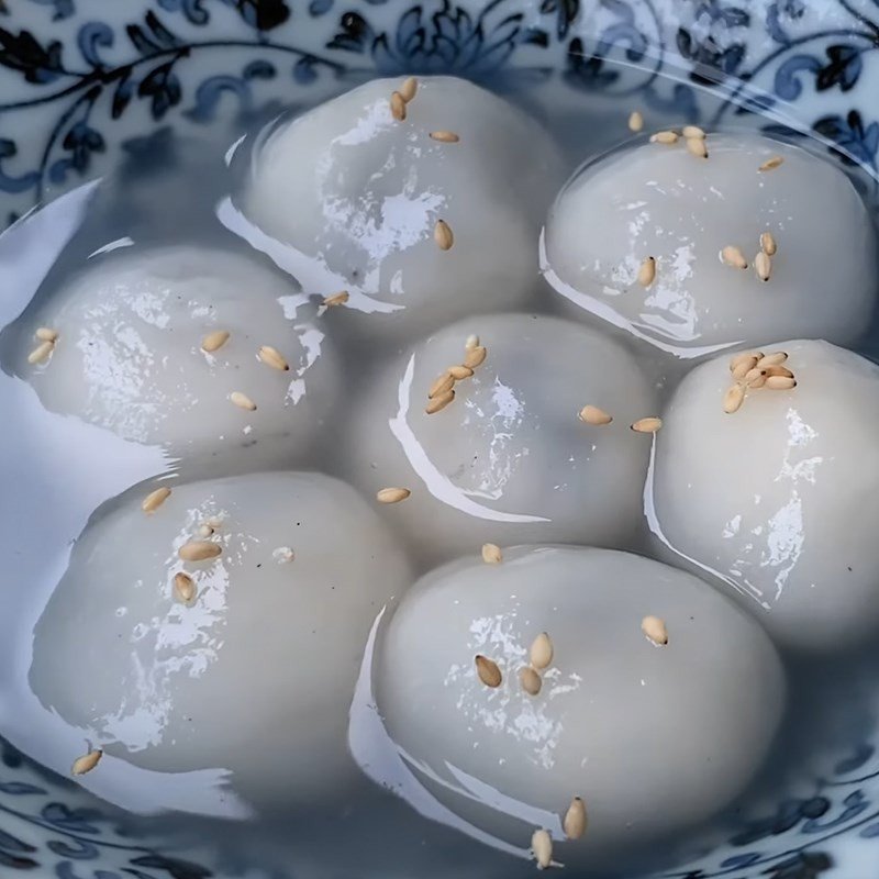 Món bánh trôi tàu nhân mè đen (sủi dìn) nóng hổi, thơm lừng mùi gừng, sẵn sàng thưởng thức