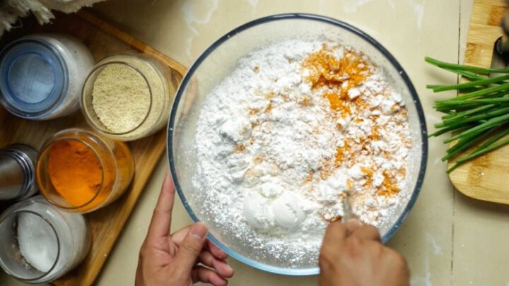 Món bánh xèo vàng ươm, giòn rụm sau khi áp dụng cách làm bột bánh xèo chuẩn.