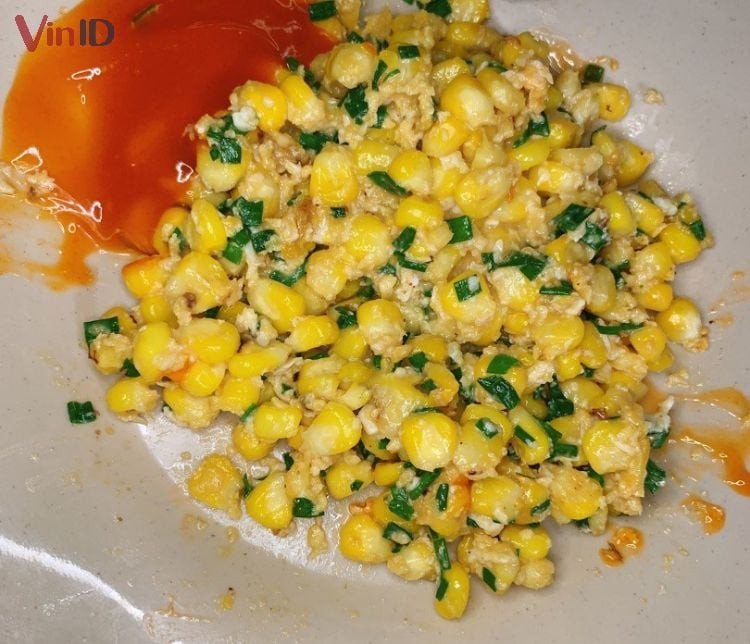 Món bắp xào bơ trứng vàng ươm, hạt bắp giòn ngọt hòa quyện cùng vị béo của trứng và hương thơm bơ tỏi.