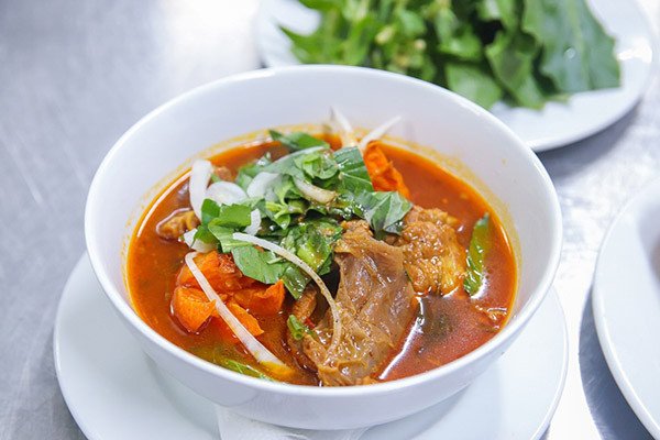 Món bò kho miền Bắc với màu sắc đậm đà, thịt bò mềm cùng cà rốt thái miếng.