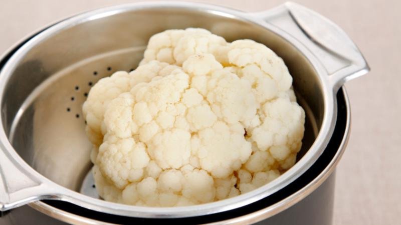 Món bông cải trắng hấp đơn giản, ít calo, phù hợp cho người ăn kiêng