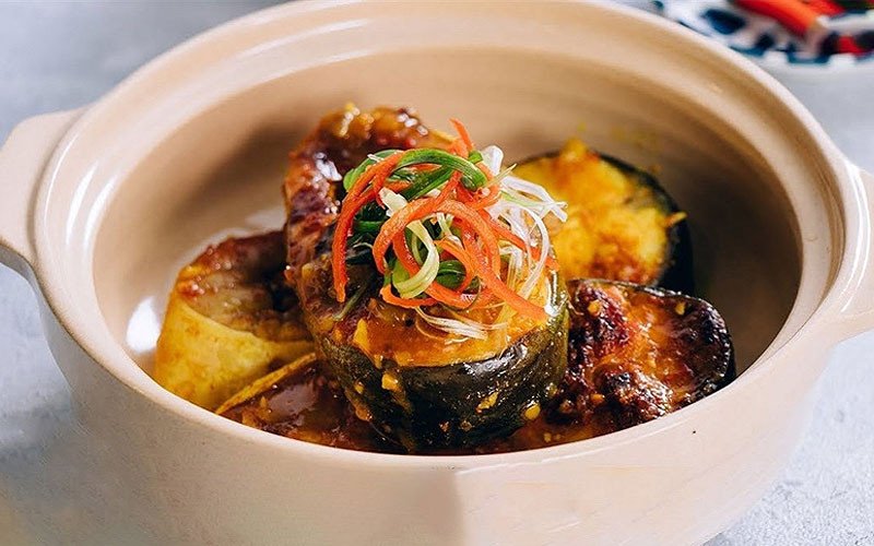 Món cá ba sa kho nghệ với màu vàng tươi hấp dẫn, rắc hành lá