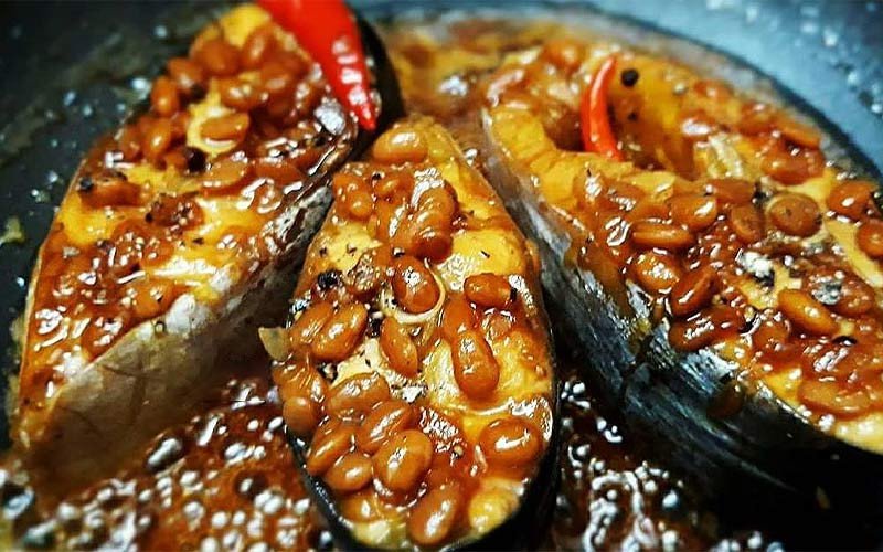 Món cá ba sa kho tương hột béo ngậy, trang trí hành lá và ớt