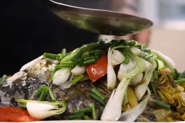 Món cá chép om dưa chua không rán sau khi hoàn thành, sẵn sàng thưởng thức