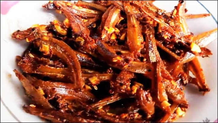 Món cá cơm khô chiên nước mắm tỏi ớt vàng óng, giòn rụm, kích thích vị giác