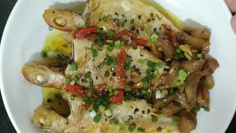 Món cá hường kho nghệ hấp dẫn