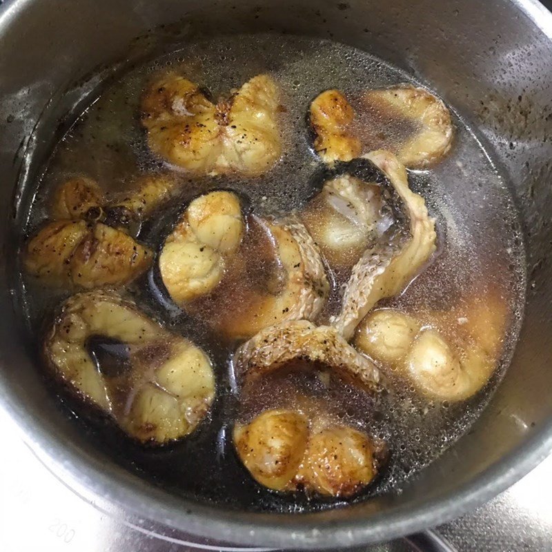 Món cá lóc kho tiêu nước sánh mịn, cá thấm vị sau thời gian kho