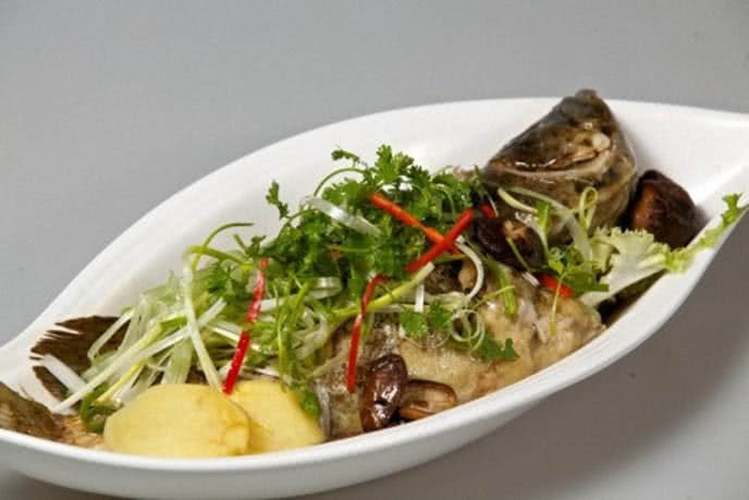 Món cá mú hấp xì dầu hoàn chỉnh với màu sắc hấp dẫn