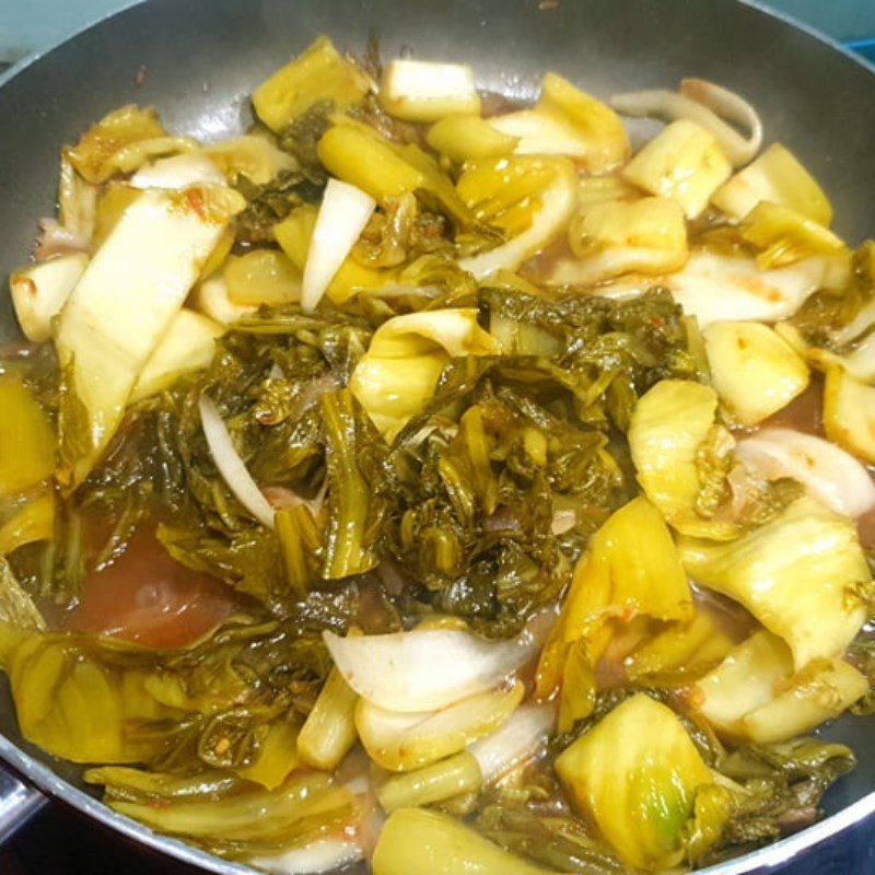 Món cá om dưa chua nóng hổi, trình bày đẹp mắt cùng rau thơm và ớt