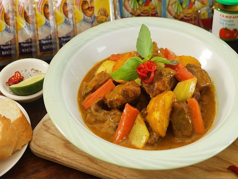 Món cà ri bò nước cốt dừa hoàn chỉnh, thịt bò và rau củ mềm, nước sốt sánh mịn, sẵn sàng để thưởng thức