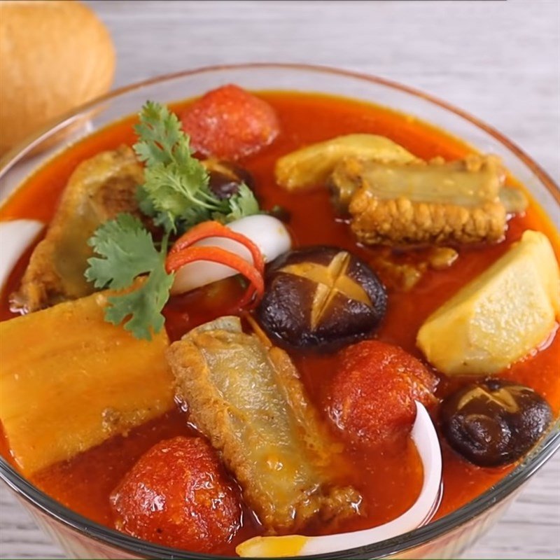 Món cà ri sườn heo thành phẩm hấp dẫn, sẵn sàng thưởng thức