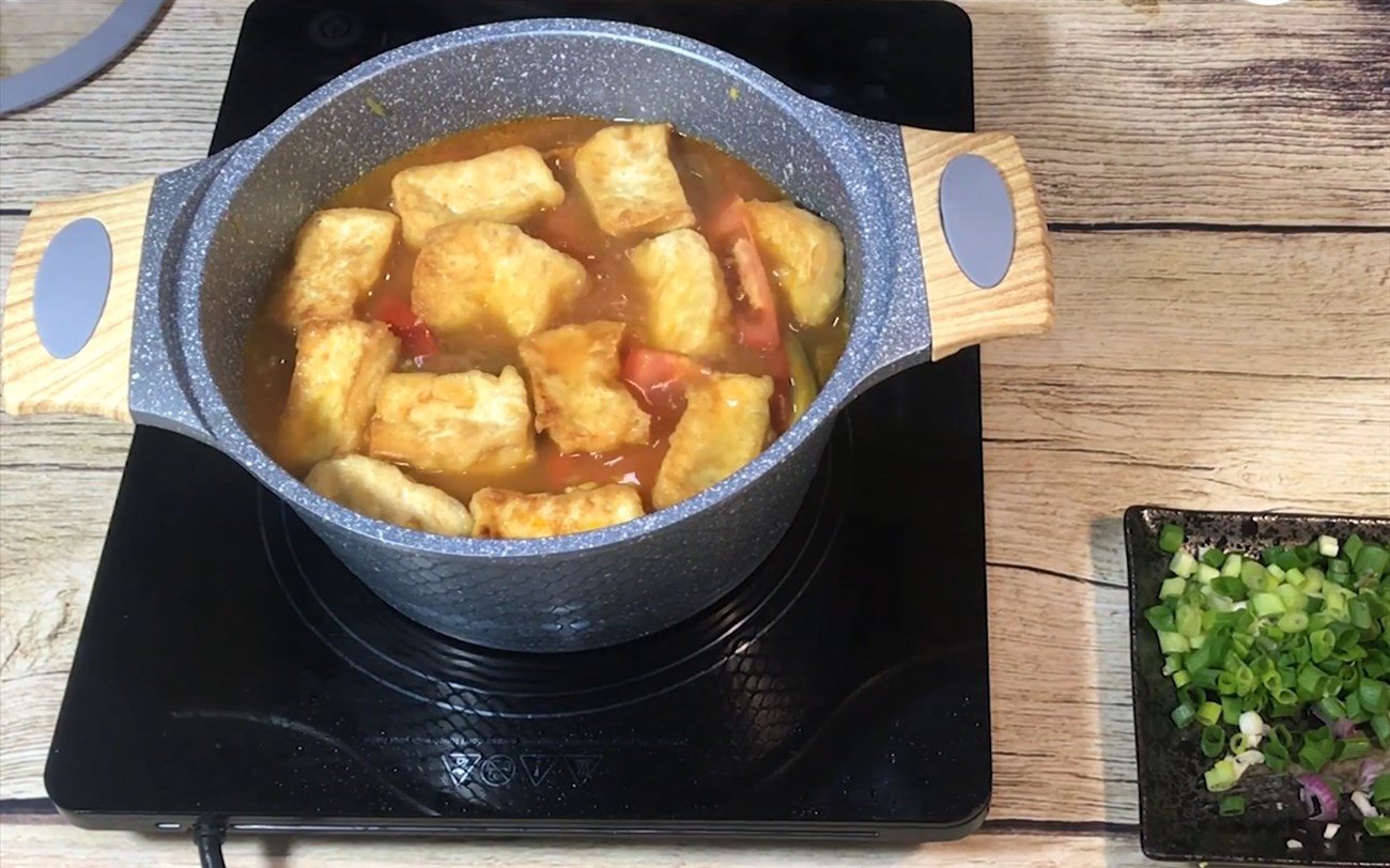 Món cà tím bung đậu thịt sau khi hoàn thành, màu sắc hấp dẫn