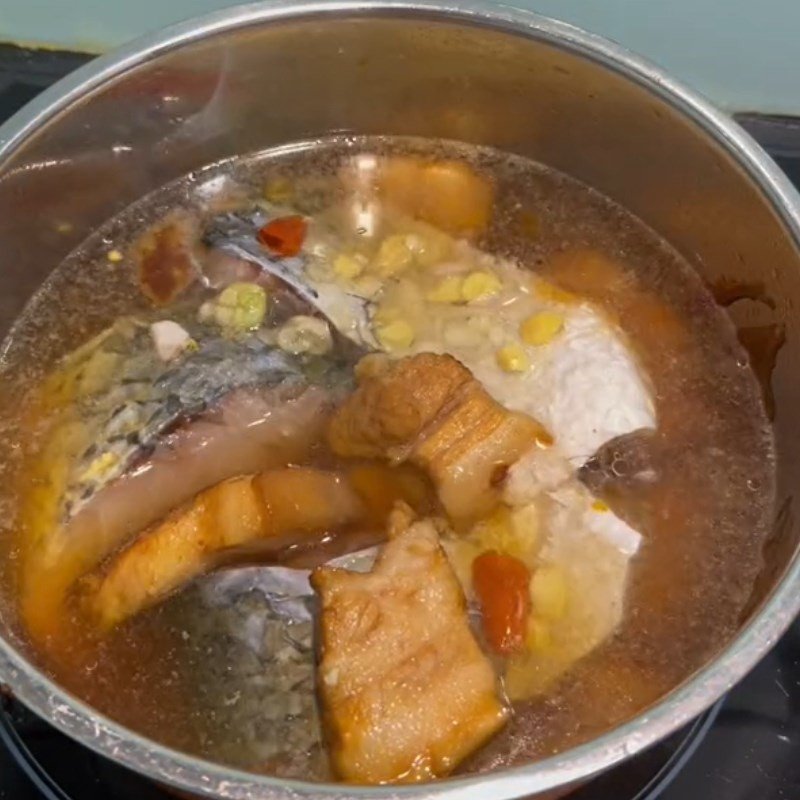 Món cá trắm kho riềng thịt ba chỉ hoàn chỉnh