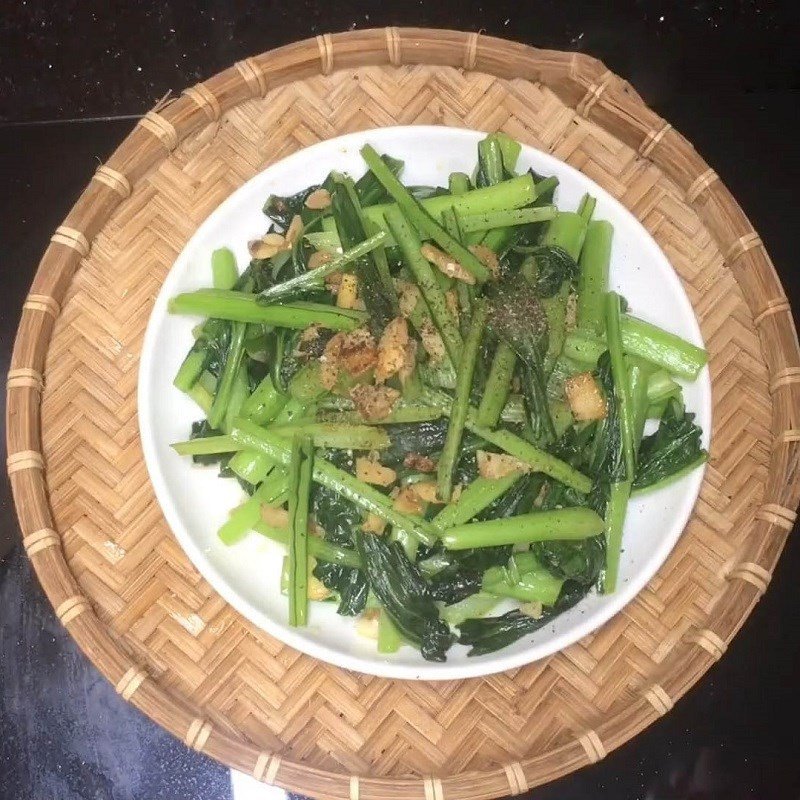 Món cải ngọt xào tỏi đã hoàn thành