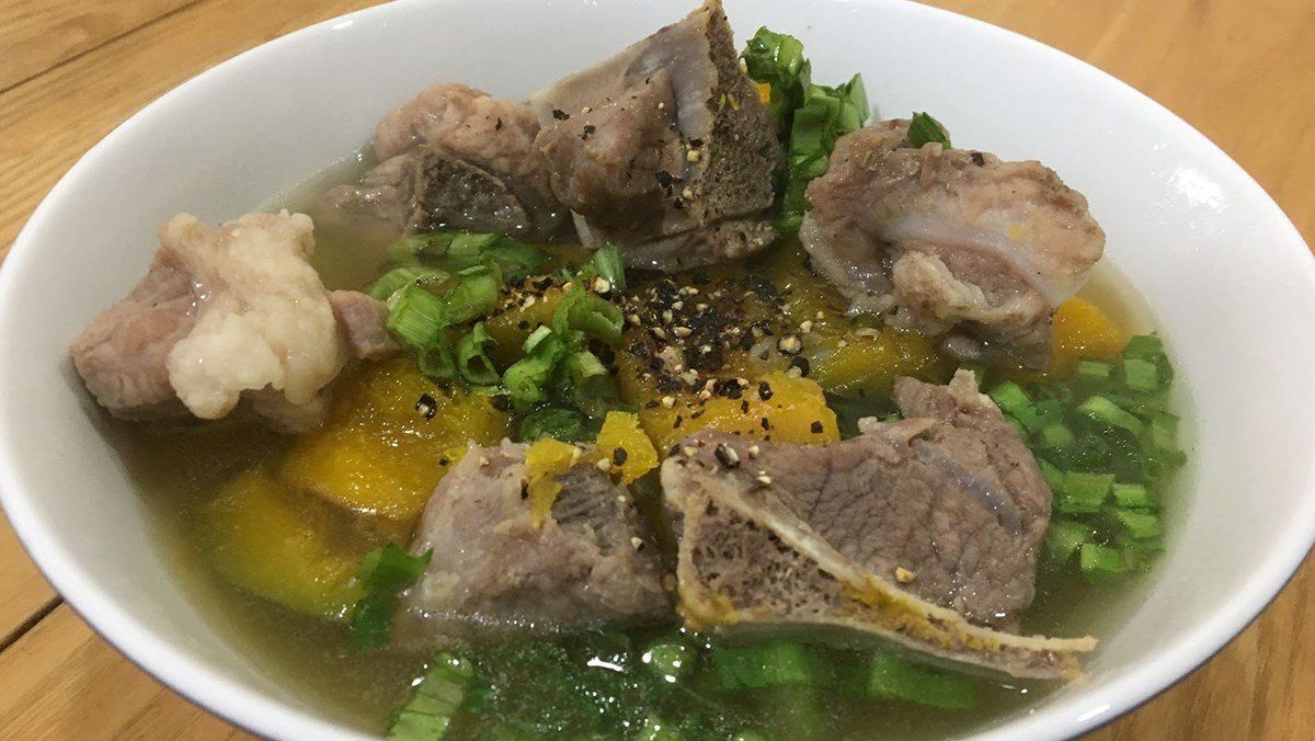 Món canh bí đỏ với xương thơm ngon, nóng hổi sẵn sàng thưởng thức.
