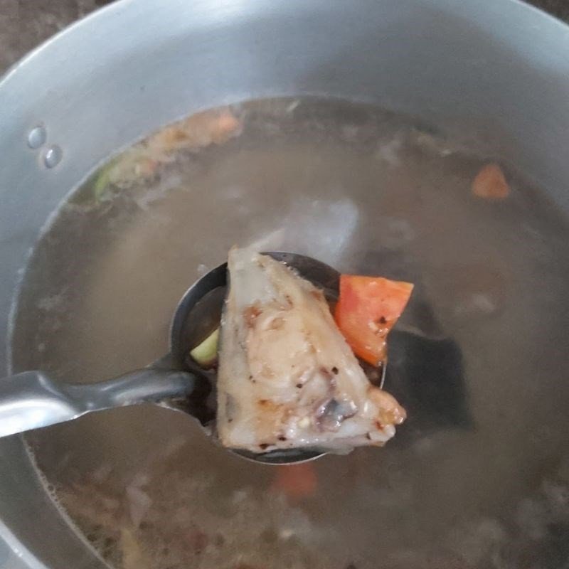 Món canh cá hồi nóng hổi, thơm lừng, sẵn sàng thưởng thức với cơm trắng