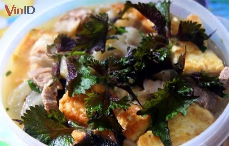 Món canh cà tím nấu với thịt băm và tía tô hoàn thành, màu sắc hấp dẫn, hương thơm đặc trưng của tía tô lan tỏa, kích thích vị giác