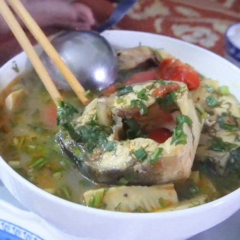 Món canh chua cá tầm nóng hổi sẵn sàng để thưởng thức