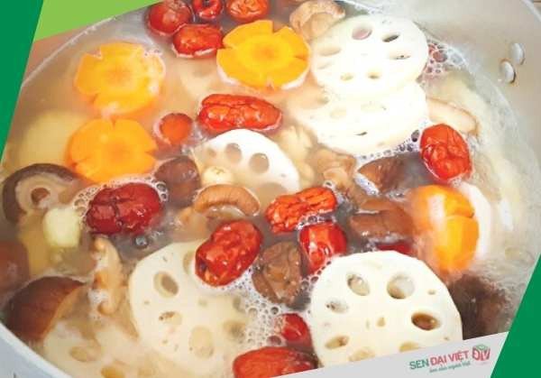 Món canh củ sen táo đỏ nóng hổi, thanh mát đã hoàn thành