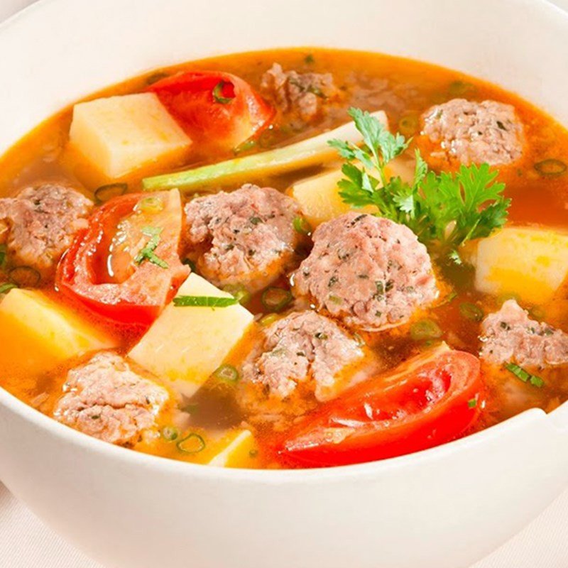 Món canh khoai tây cà chua thịt bò đã hoàn thành