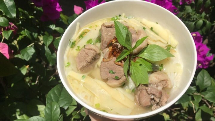 Món canh măng vịt nóng hổi thơm lừng sau khi hoàn thành