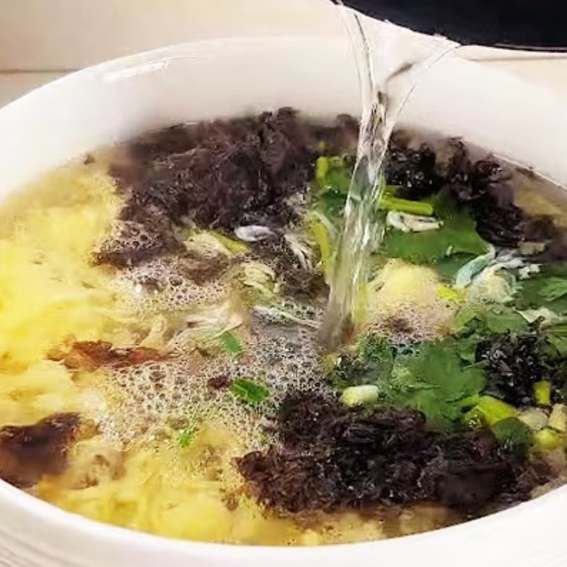 Món canh rong biển trứng đã nấu xong, sẵn sàng để thưởng thức