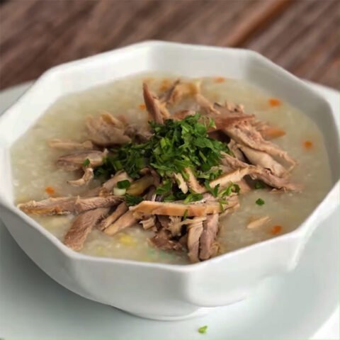 Món cháo gà hạt sen đậu xanh hoàn chỉnh, nóng hổi và hấp dẫn.