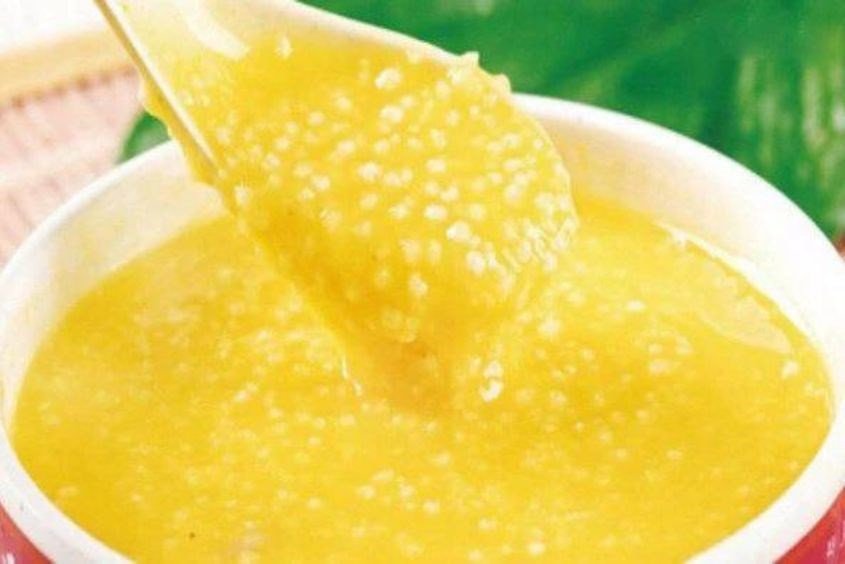 Món cháo hạt kê đậu xanh thanh mát, cung cấp năng lượng và chất xơ.