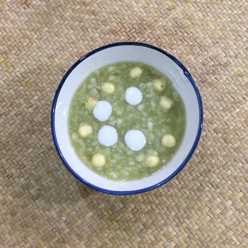 Món chè cốm hạt sen lá dứa thơm ngon, hạt sen bùi béo, cốm dẻo dai