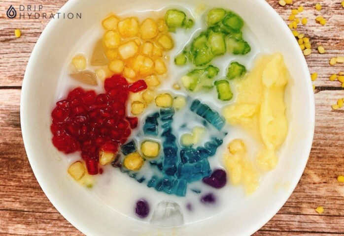 Món chè sương sa hạt lựu giải nhiệt hấp dẫn, với màu sắc tươi tắn từ hạt lựu và thạch sương sa