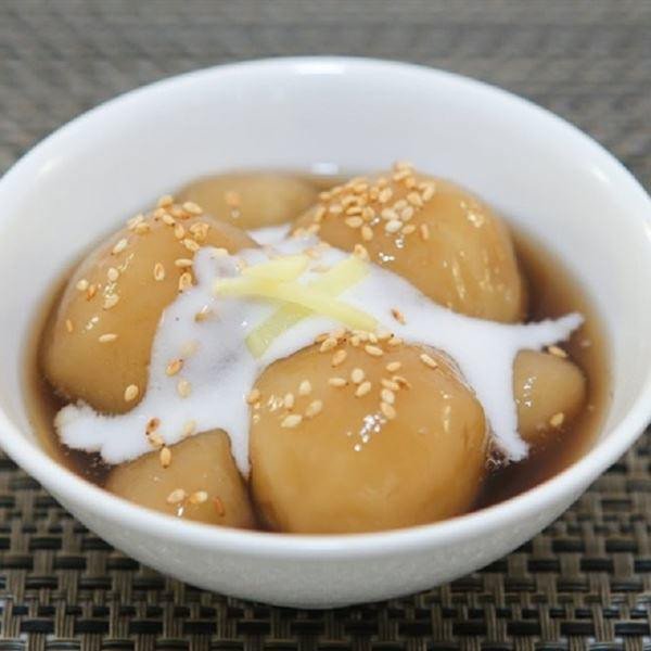 Món chè trôi nước miền Nam hấp dẫn với cốt dừa và mè rang