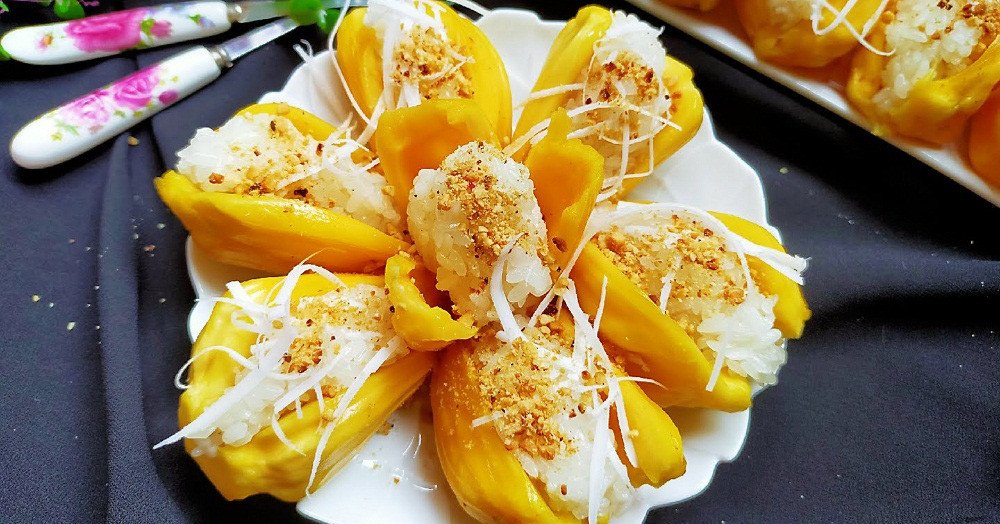 Món cơm nếp ngọt ngào ăn kèm múi mít vàng ươm, dừa nạo và chút muối vừng.