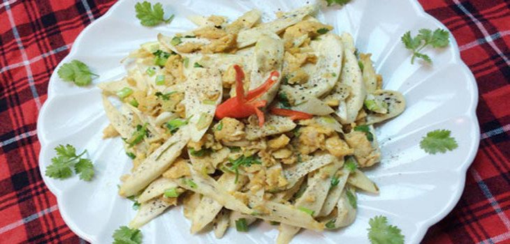 Món củ niễng xào trứng đã hoàn thành, bày ra đĩa cùng cơm nóng