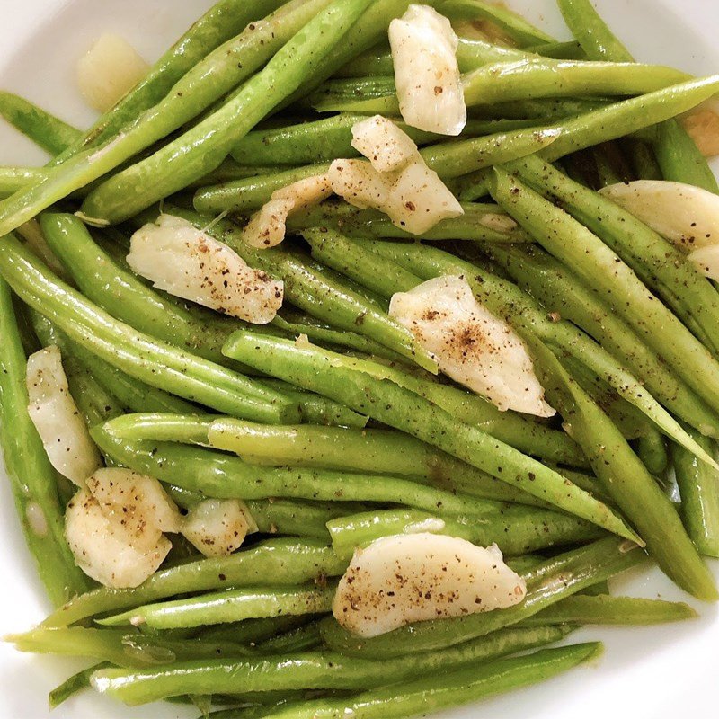 Món đậu que xào tỏi đã hoàn thành trên đĩa, sẵn sàng để thưởng thức