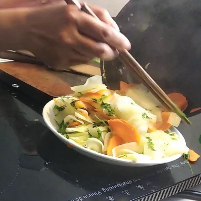 Món đu đủ xào cà rốt đã sẵn sàng để thưởng thức