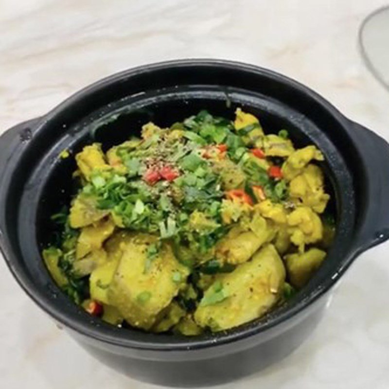 Món ếch om chuối xanh đậu phụ được trình bày đẹp mắt