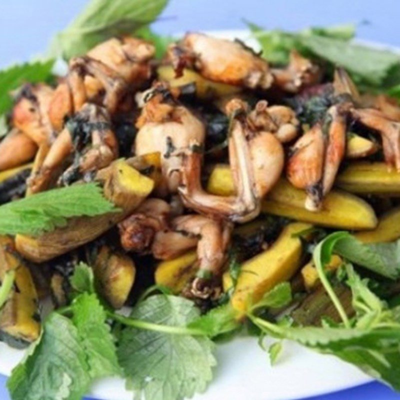 Món ếch xào chuối xanh được trình bày đẹp mắt