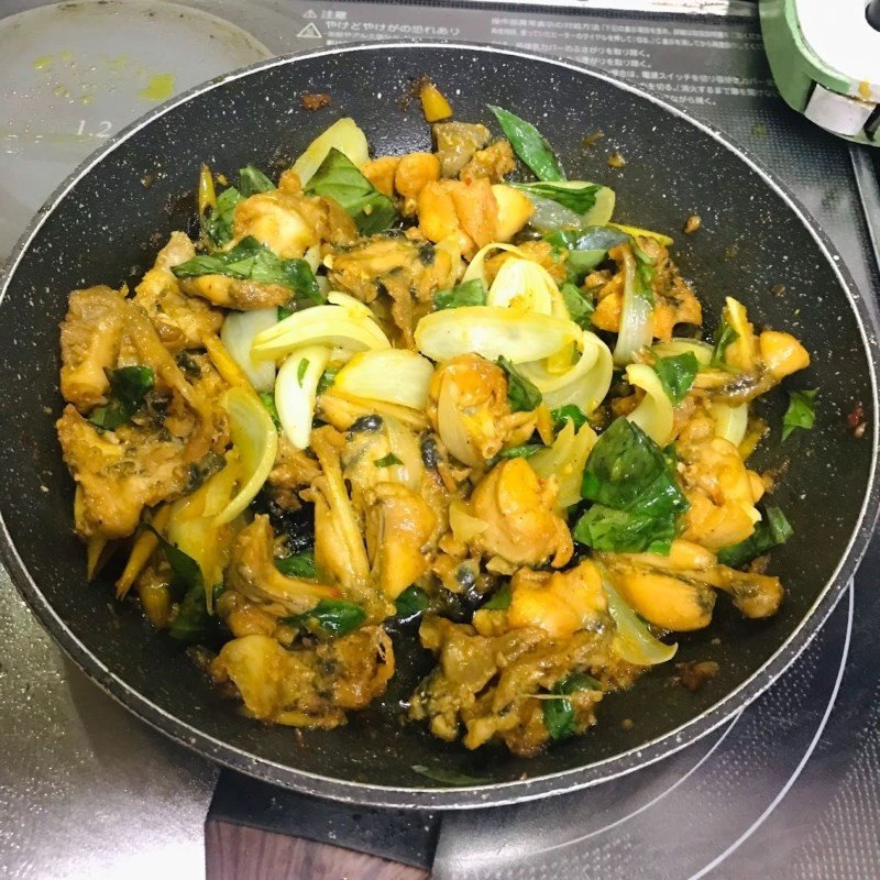 Món ếch xào lăn đã hoàn thành với hành tây và rau húng quế