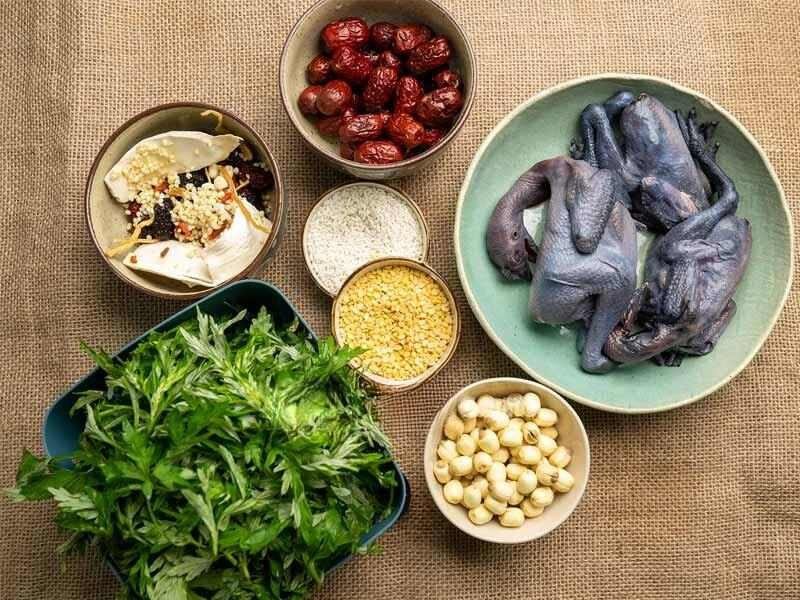 Món gà hầm ngải cứu đỗ xanh/đỗ đen bổ dưỡng, mang đậm hương vị truyền thống Việt Nam.