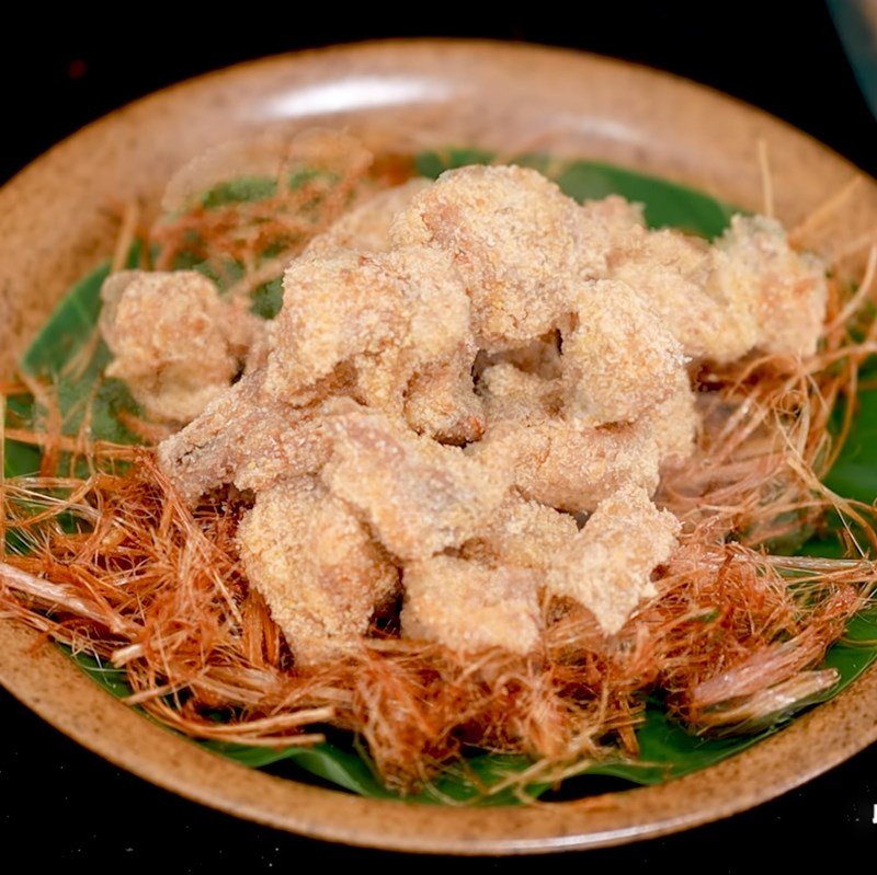 Món gà rang muối đã hoàn thành, sẵn sàng thưởng thức