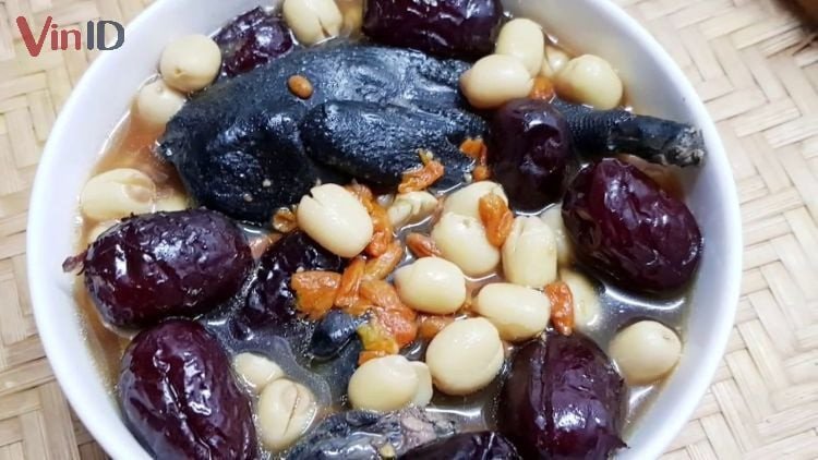 Món gà tiềm hạt sen nóng hổi trong bát